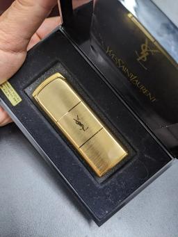 Bật lửa Yves Saint Laurent, màu vàng, chưa từng sử dụng - 0