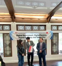Đơn giản không chỉ là "phiên dịch viên" mà còn là phiên dịch viên Hàn-Việt Jeong Da-young, người truyền đạt chính xác nội dung của khách hàng, cảm xúc chân thành, năng lượng tích cực và tạo bầu không khí. Thành công của khách hàng chính là thành công của phiên dịch viên, tôi sẽ nỗ lực hết mình. - 9
