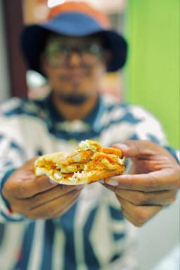We sell handmade toast and various beverages. - 10